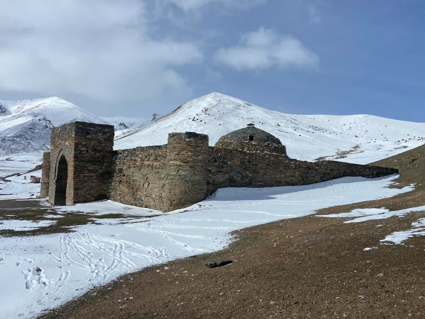 Maßgeschneiderte Tour zu den schönsten Seen Kirgisistans - SON KOL – TASH RABAT - Tagesfoto