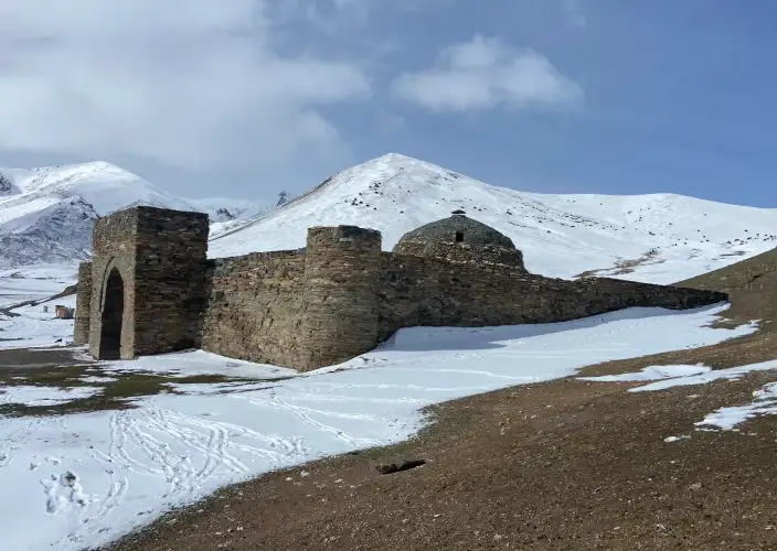 Circuito personalizzato dei laghi più belli del Kirghizistan - SON KOL – TASH RABAT - Foto del giorno