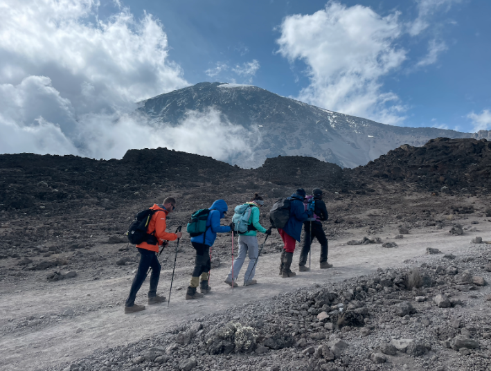 8 jours d'ascension du Kilimandjaro par la voie Machame - Col de la tour de lave de Shira (4 600 m) - Camp de Barranco (3 950 m) - Col de la tour de lave de Shira (4600 m) - Camp de Barranco (3950 m)