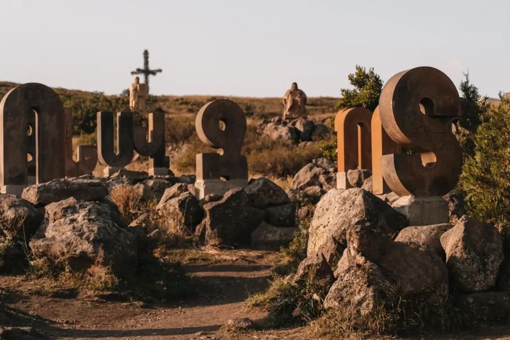 En el corazón de las montañas y los lagos armenios - Monasterio de los Salmos y Fortaleza de los Vientos - Foto del día