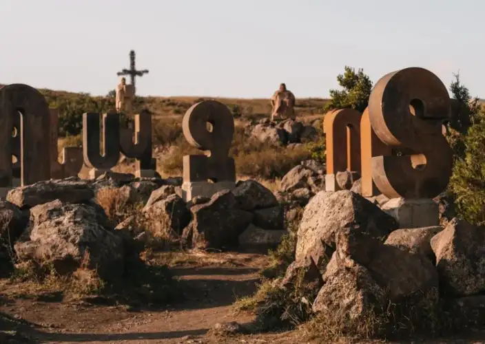 In het hart van de Armeense bergen en meren - Klooster van de Psalmen en Vesting van de Winden - Foto van de dag