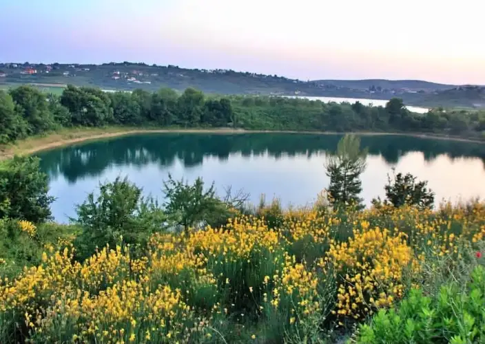 Albânia com todos os sentidos, uma viagem única para todos - Lagos, aldeias antigas e paisagens tranquilas - Foto do dia