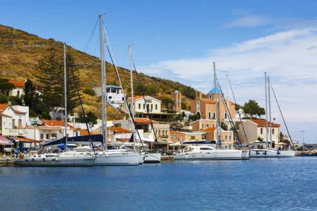 Navigazione in barca a vela nelle Cicladi