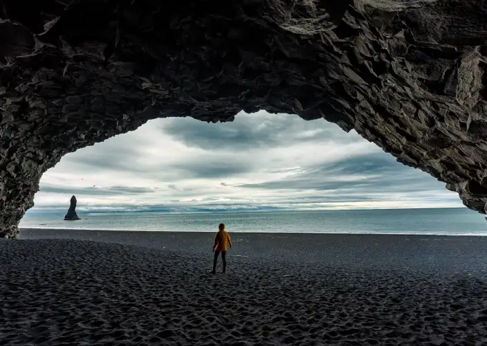 Randonnée sur glacier emblématique, Côte Sud et cascades - Excursion d'une journée - Plage de sable noir de Reynisfjara - Photo du jour