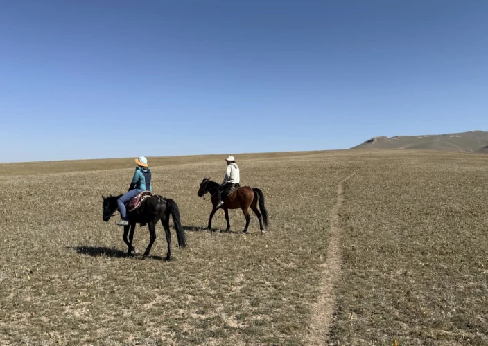 Passeio a cavalo nas Montanhas Celestiais - KILEMCHE – LAGO SON-KOL - Foto do dia