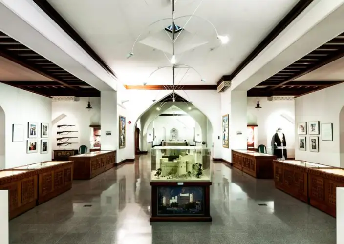 Lujosa puerta de entrada a Omán - 7 días de lujo con estilo - Recorrido por la ciudad de Mascate – Gran Mezquita – Muttrah (Zoco y Corniche) – Museo Bait Al Zubair – Palacio Al Alam y Fuertes Jilali y Mirani (paradas para fotos) - Foto del día