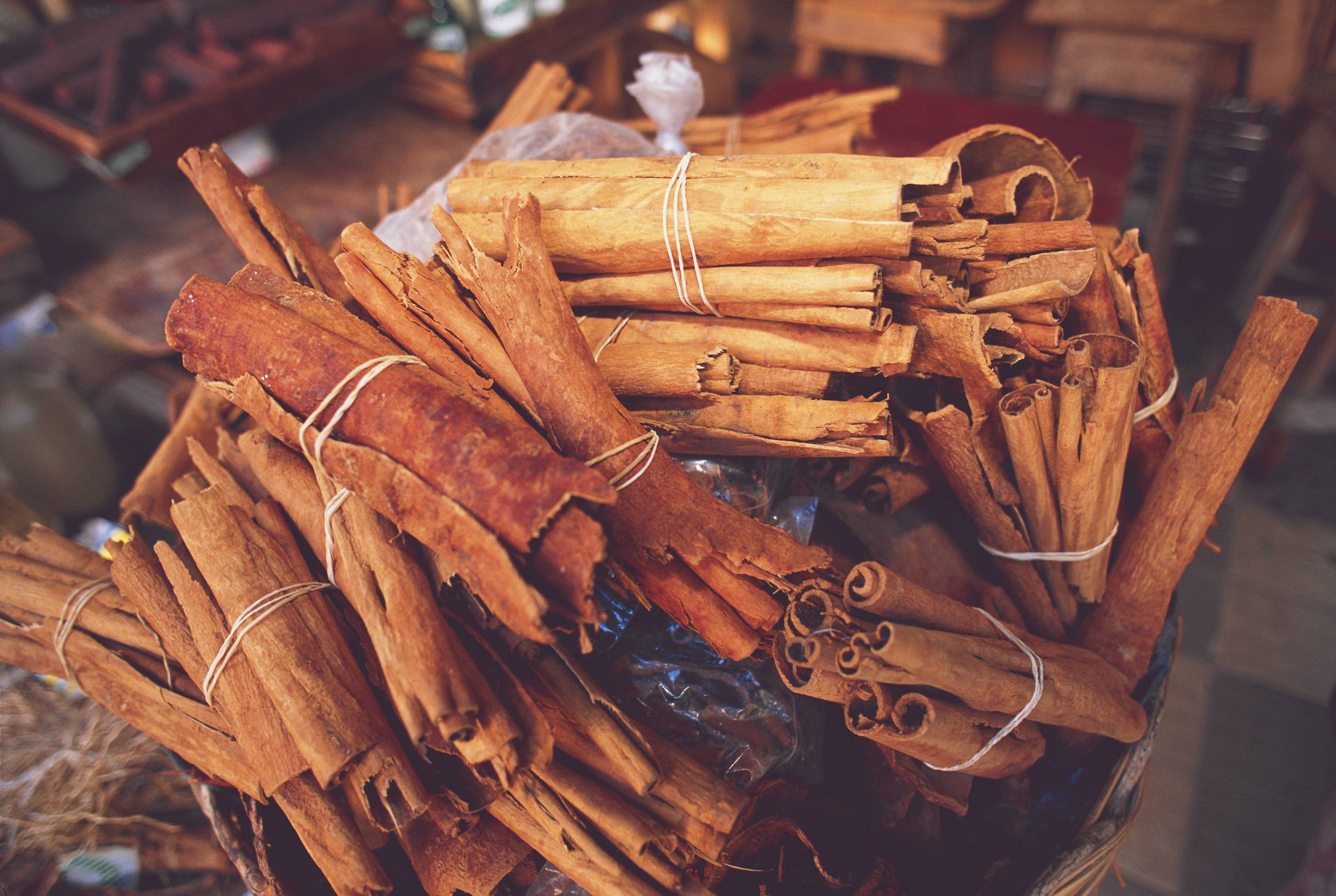 Ontmoeting met de Sri Lankanen - Bezoek aan een kaneelplantage - Visite d une plantation de cannelle
