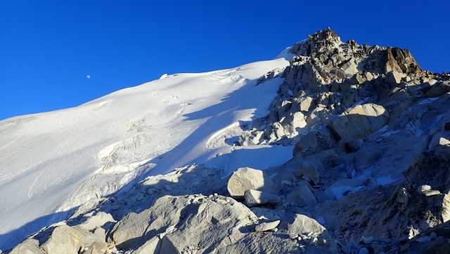 Escalada en roca y trekking en una cima inédita