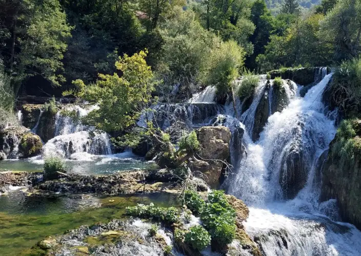 O Norte Escondido da Bósnia – Cascatas, Castelos & Tradições Gourmet - Parque Nacional Una: a Coroa Esmeralda da Bósnia - Foto do dia