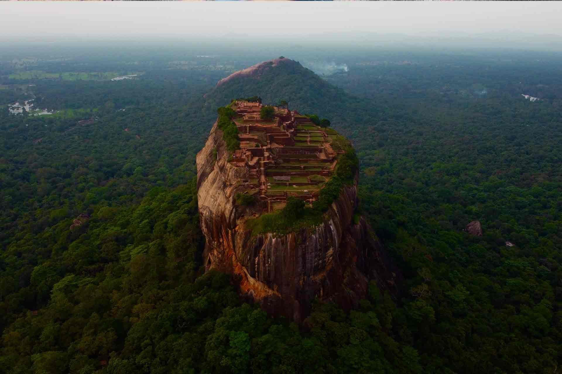 Huwelijksreis naar de parel van de Indische Oceaan en de Malediven. - De Leeuwenrots van Sigiriya, in Dambulla, in Matale en in Kandy (2 u) - Le Rocher au lion de Sigiriya a Dambulla a Matale et Kandy (2 h)