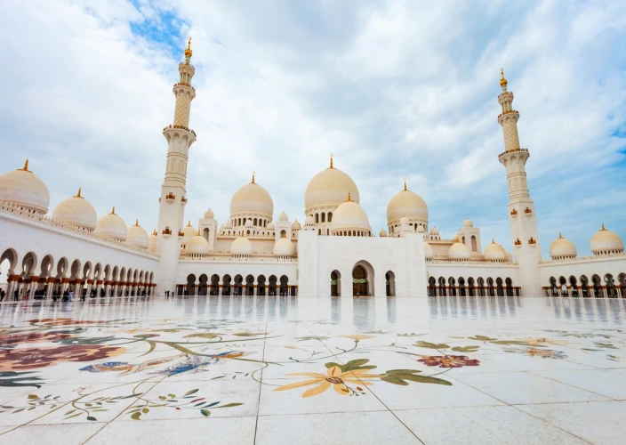 De Arabische Nachten Ervaring: 7 Dagen van Cultuur & Wonderen - Abu Dhabi Stadsrondleiding: Sheikh Zayed-moskee, Louvre en Qasr Al Watan 🕌🏛️🏰 - Foto van de dag