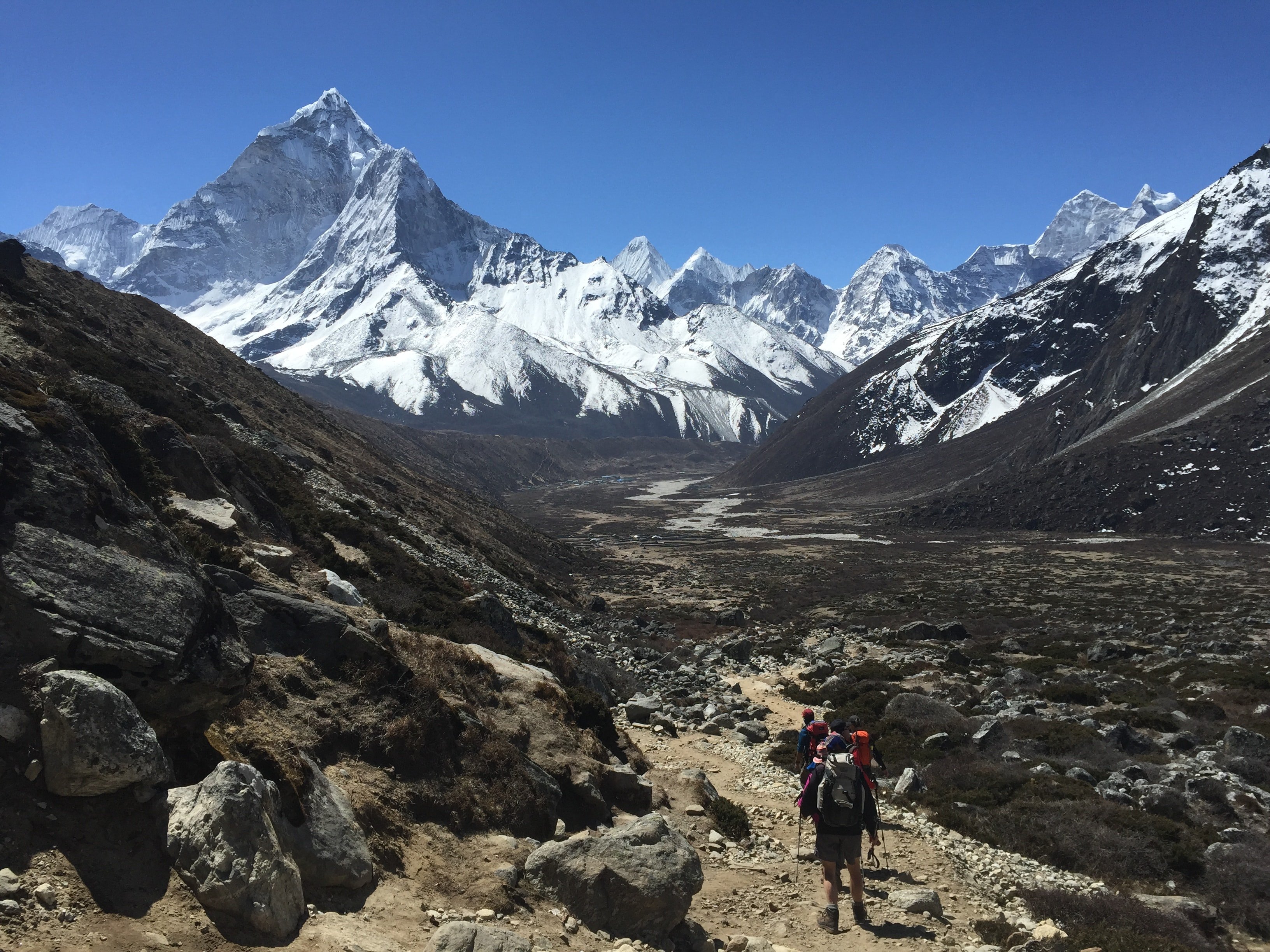 Everest Base Camp Trek - 14 dagen - Dag 2: Vlucht naar Lukla (2 804 m) en trektocht naar Phakding (2 640 m). Duur: 4-5 uur. - Jour 2 : Vol vers Lukla (2 804m) et trek vers Phakding (2 640m) Durée : 4-5 heures.