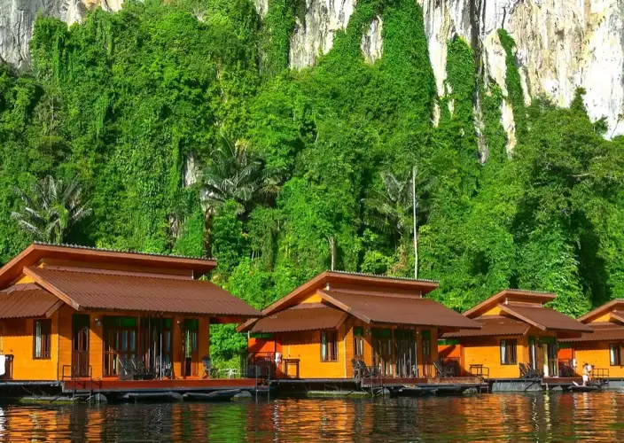 Land van delen in het zuiden van Thailand - Wilde onderdompeling bij het Cheow Larn-meer – Ranong - Khaosok - Foto van de dag