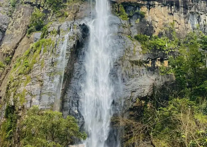 Tour Familiar Privado Kosher de 15 Dias no Sri Lanka: Natureza, Safari - Excursão à Natureza das Cataratas de Diyaluma - Foto van de dag