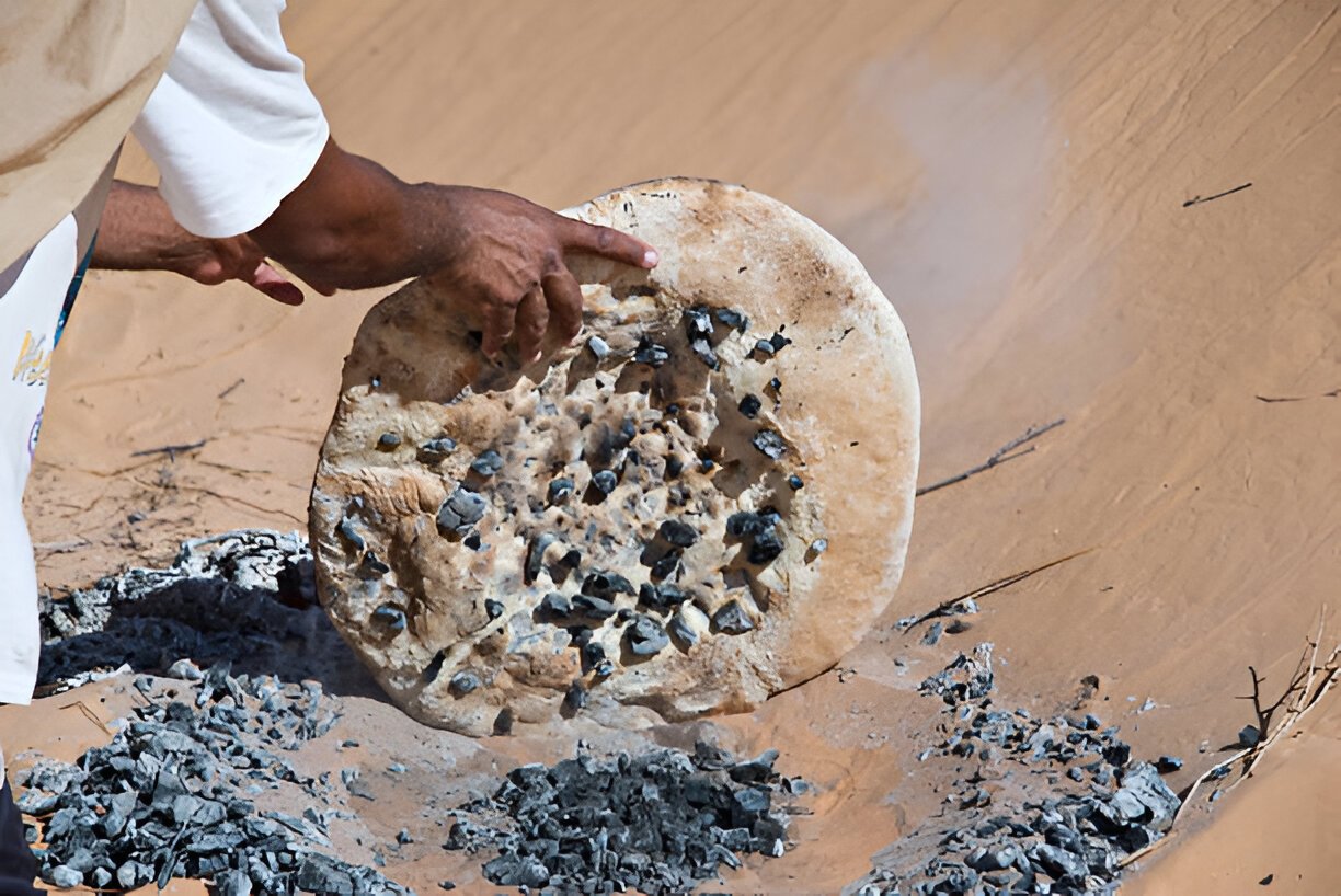 Uma noite sob as estrelas nas costas de um dromedário. - Partida para o deserto em lombo de dromedário. - Dégustation du pain de sable