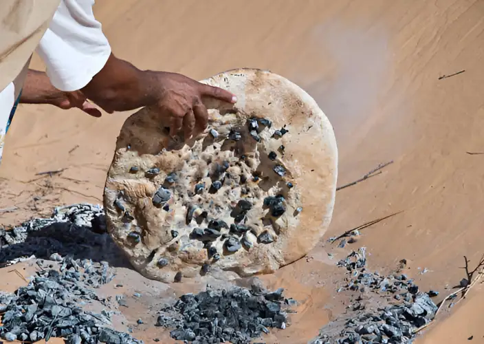 Uma noite sob as estrelas nas costas de um dromedário. - Partida para o deserto em lombo de dromedário. - Dégustation du pain de sable