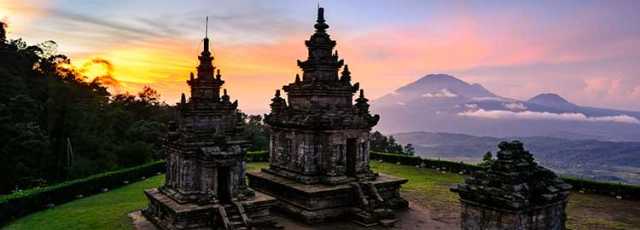 Between temples and volcanoes, from Java to Bali