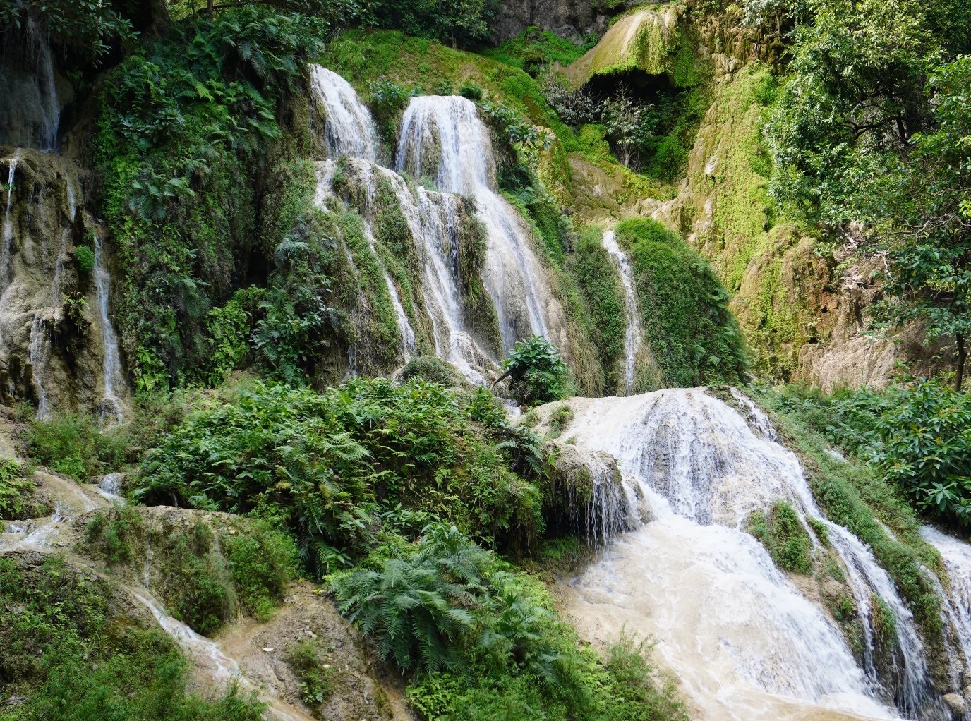 Van Thailand naar Cambodja - Verkenning van de Erawan-watervallen en overnachting in een drijvend hotel. - Exploration des chutes d'eau d'Erawan et nuit en hôtel flottant