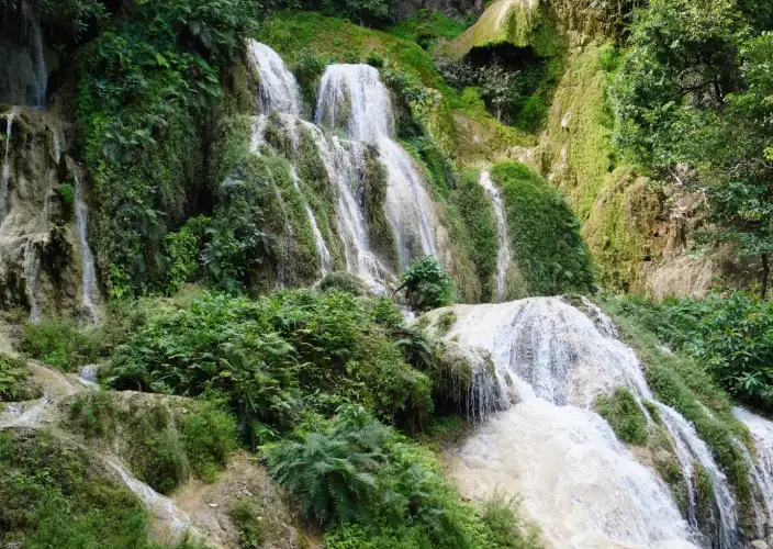 From Thailand to Cambodia - Exploring the Erawan waterfalls and overnight stay in a floating hotel. - Exploration des chutes d'eau d'Erawan et nuit en hôtel flottant
