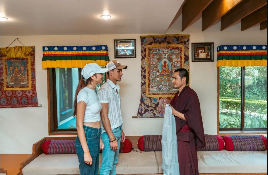 Gesichter Nepals - Buddhas Lehren mit Mönchen - Monk