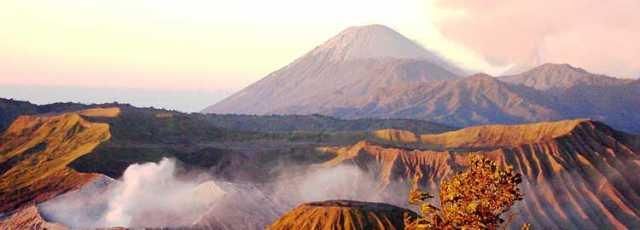 Between temples and volcanoes, from Java to Bali
