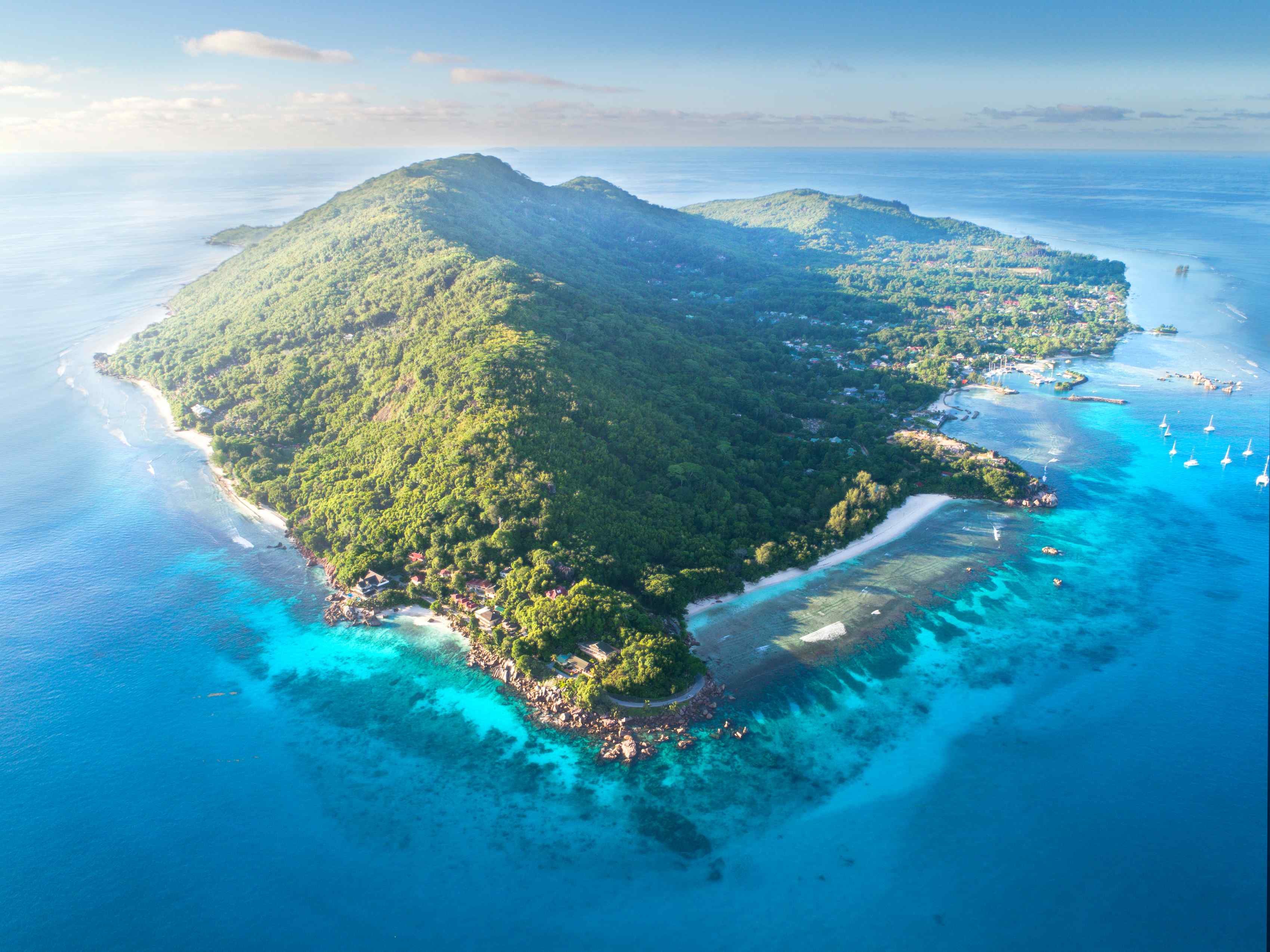 Découverte des Seychelles et de ses îles - 2 nuits à La Digue - Patatran Village - Hôtel de Charme, 1 chambre supérieure double en demi-pension. - 2 nuits La Digue - Patatran Village - Hotel De Charme  1 Chambre Supérieure Double en Demi-Pension