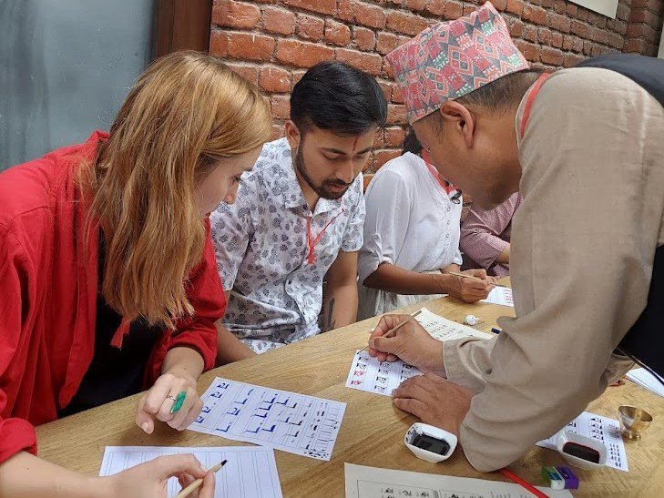 Gesichter Nepals - Ranjana-Lipi-Kalligraphie mit Historiker. - Session