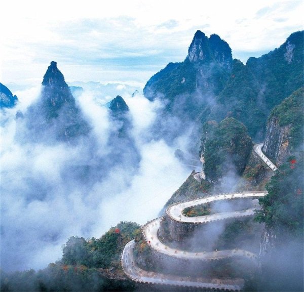 Merveilles naturelles et aventure auprès des groupes ethniques du sud de la Chine - Visitez la montagne Tianmen avec la passerelle en verre et la galerie des Dix-Mille - Tianmen Moutain