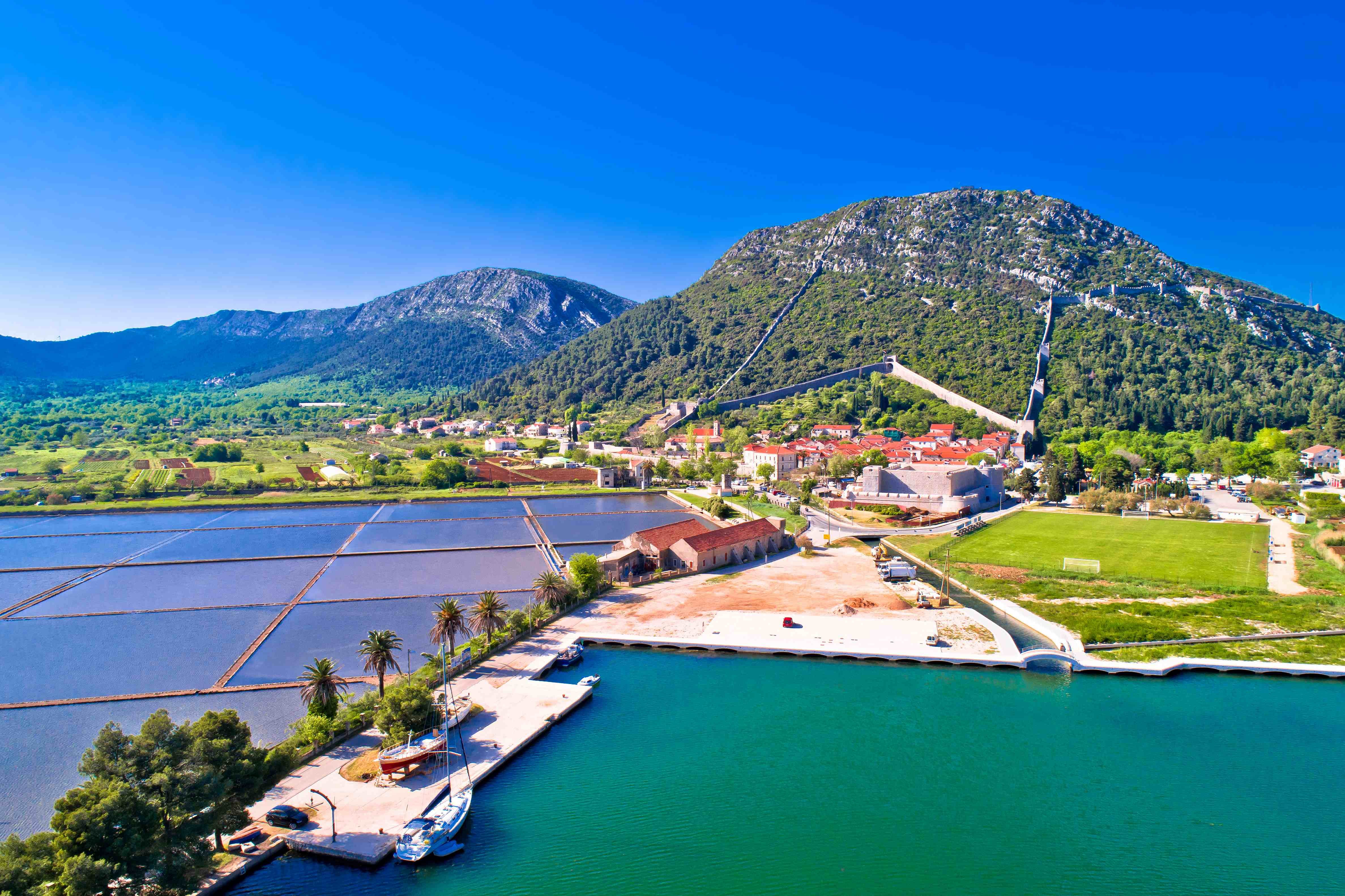 Esplendores do sul da Croácia - A península de Pelješac, com degustação de vinhos e azeite de oliva, assim como a descoberta da cultura das ostras e mexilhões com show cooking. Pernoite nas proximidades da cidade de Dubrovnik. - Ston