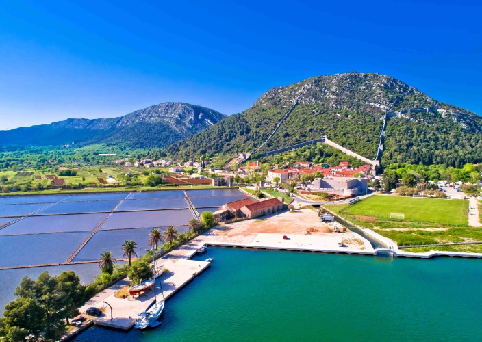 Splendeurs du sud de la Croatie - La presqu’île de Pelješac, avec dégustation de vins et d’huile d’olive, ainsi que la découverte de la culture des huîtres et des moules avec show cooking. Nuitée à proximité de la ville de Dubrovnik. - Ston
