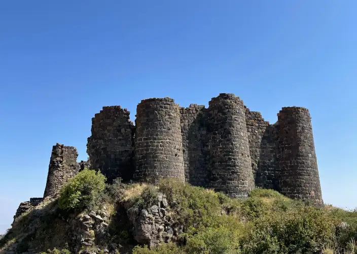 In het hart van de Armeense bergen en meren - Klooster van de Psalmen en Vesting van de Winden - Foto van de dag
