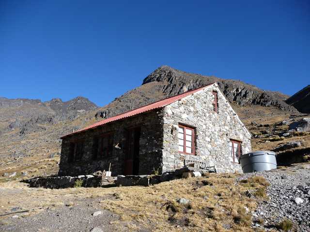 Escalada en roca y trekking en una cima inédita