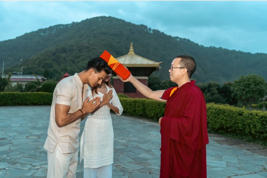 Gesichter Nepals - Buddhas Lehren mit Mönchen - Blessing