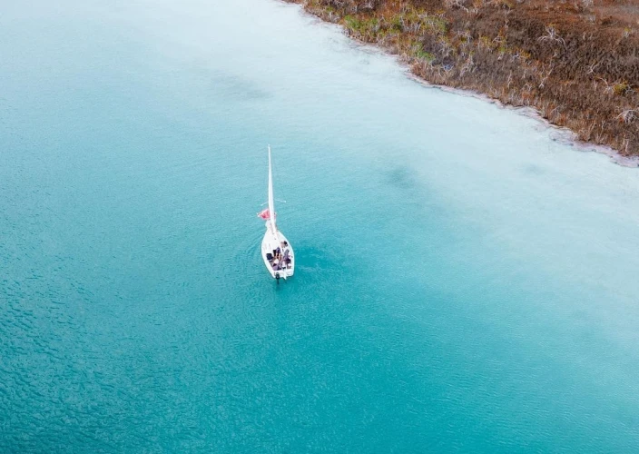 O circuito de Yucatán ☀️ - Cruzeiro de veleiro: 3h de magia em Bacalar - Foto do dia
