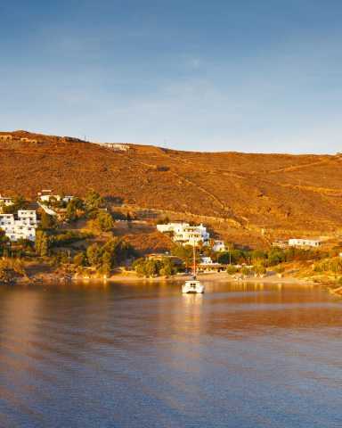 Navigazione in barca a vela nelle Cicladi