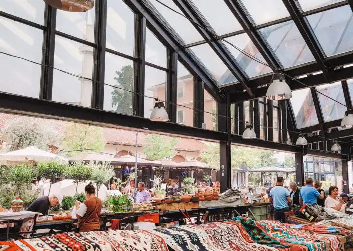 Albânia com todos os sentidos, uma viagem única para todos - Bem-vindo a Tirana, a colorida capital - Foto do dia