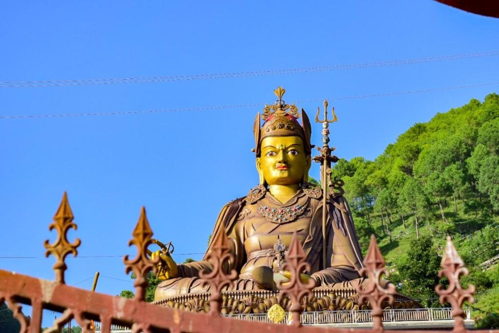 Gesichter Nepals - Folklore eines buddhistischen Heiligen - Statue
