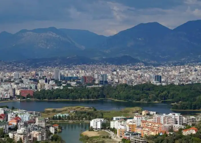 Selbstfahrer: Eine Woche in Albanien - Flughafen Tirana – Tirana - Tagesfoto