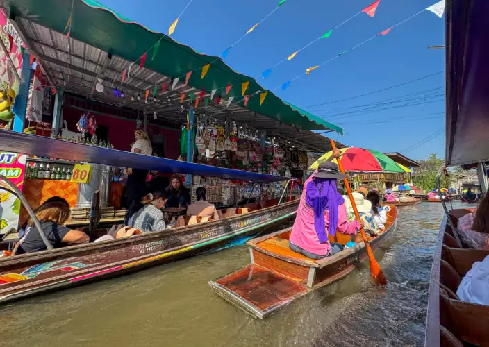 The must-sees from Bangkok to Chiang Mai - Train market, floating market and River Kwai - Photo of the day