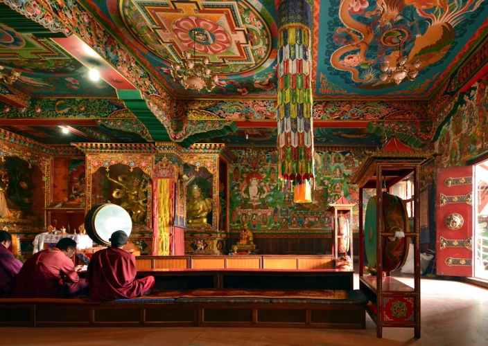 Faces of Nepal - Hymn of the Gods: Monk's Prayers & Arati Puja - Monk