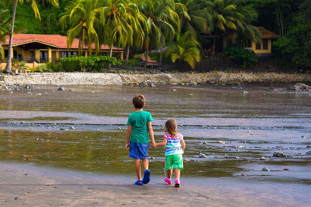 enfants sur la plage au Costa Rica