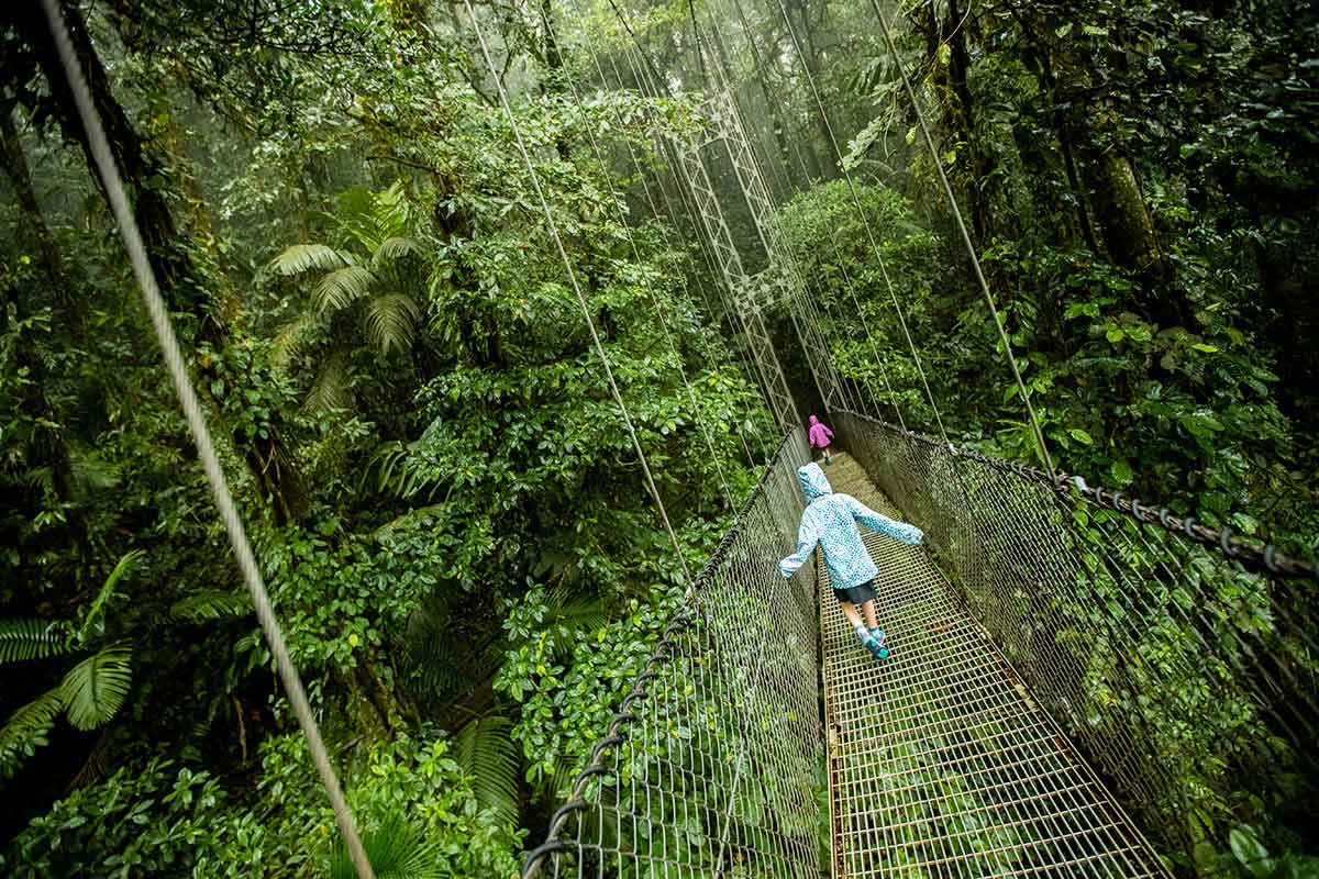 enfants traversant un pont suspendu au Costa Rica