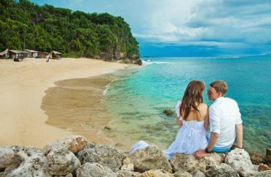 jeunes mariés sur la plage en Thaïlande