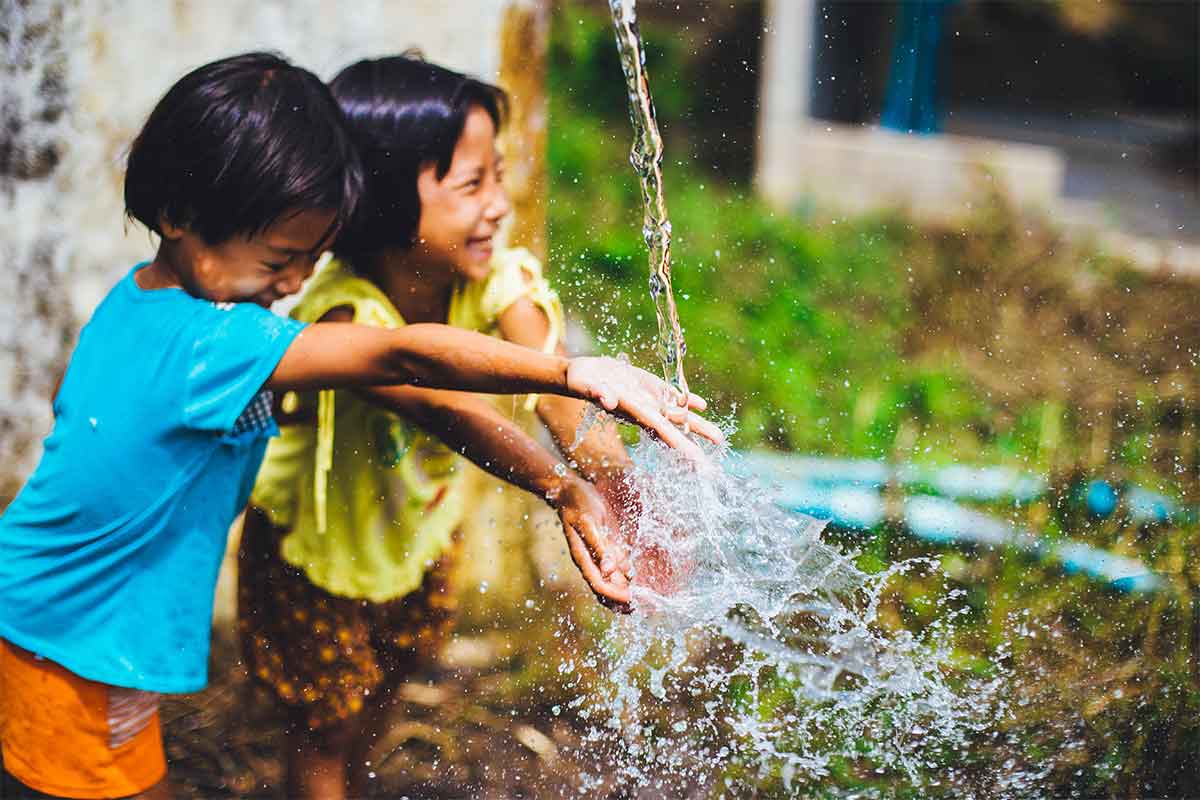 petites filles thailandaises jouant avec de l'eau