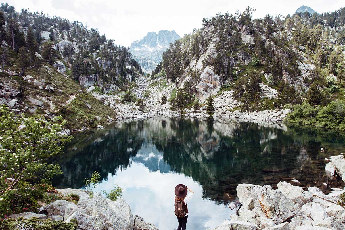 femme de dos regardant la vue sur un lac dans la montagne