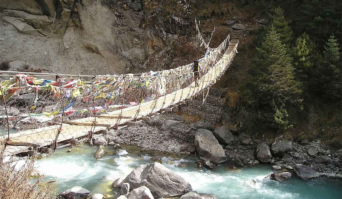 traversée pont suspendu au Népal