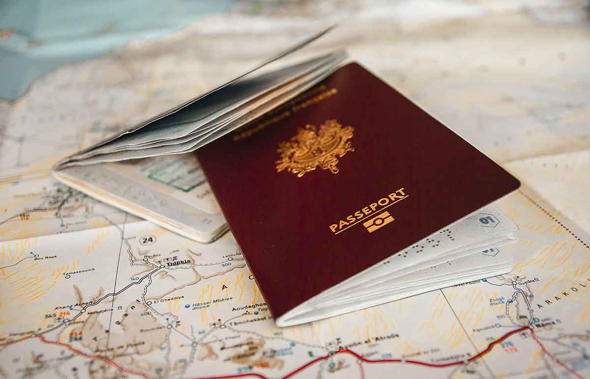passeports posés sur une carte