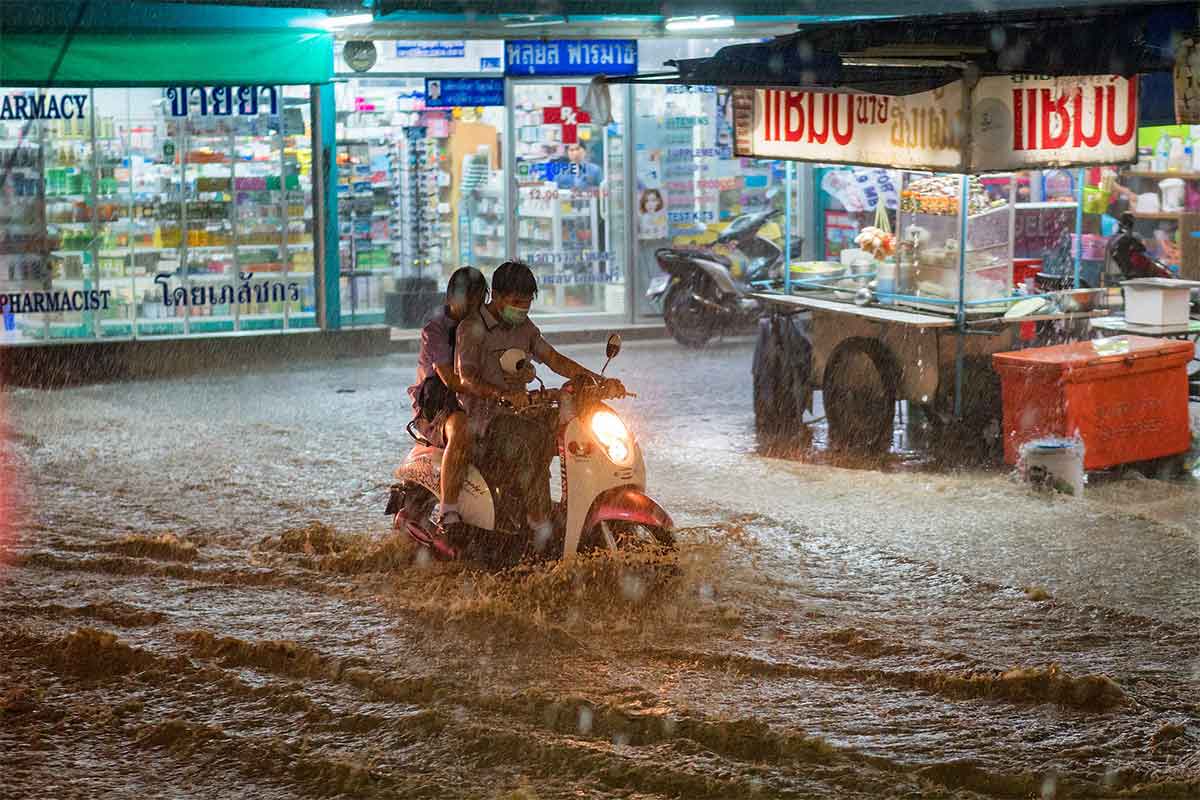 rue en thailande sous la mousson