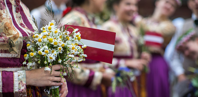 fête en costumes traditionnelles en Lettonie