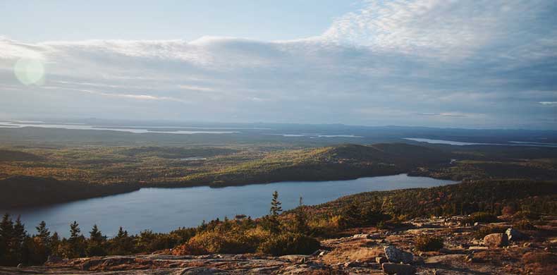 Lac et montagnes dans l'Etat du Maine